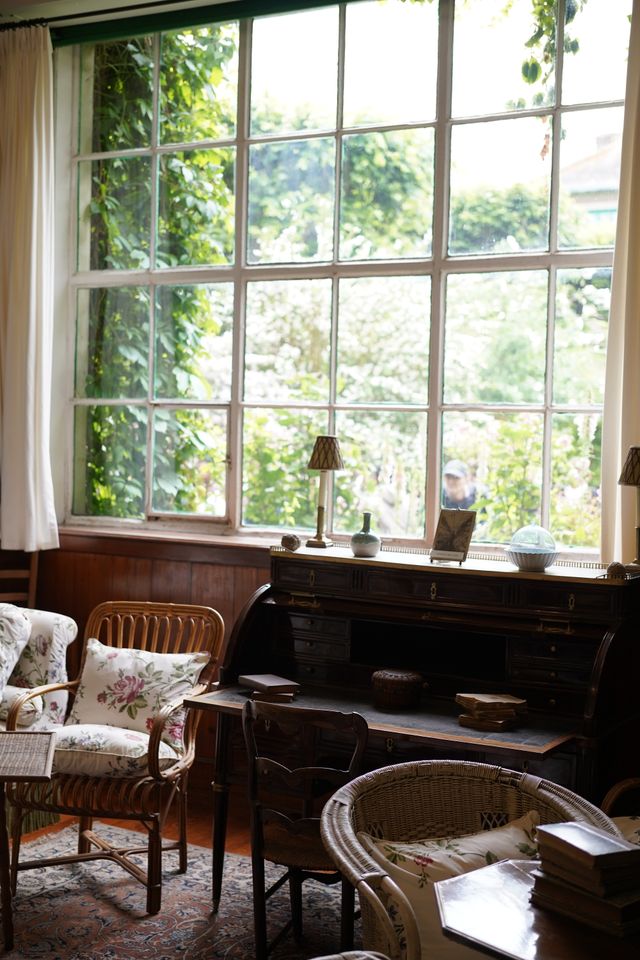 Windows and walls in an empty building interior